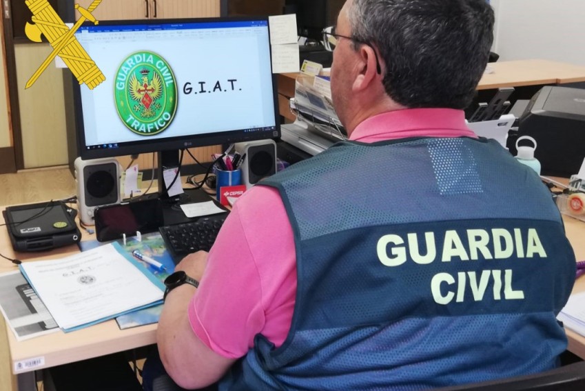 La Guardia Civil sorprende a dos personas copiando en el examen teórico del permiso de conducir con un teléfono oculto