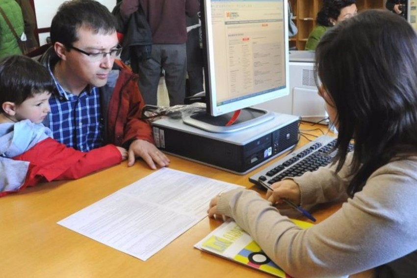 Las familias aragonesas pueden pedir ayuda en el proceso de escolarización desde este lunes en oficinas presenciales o por teléfono