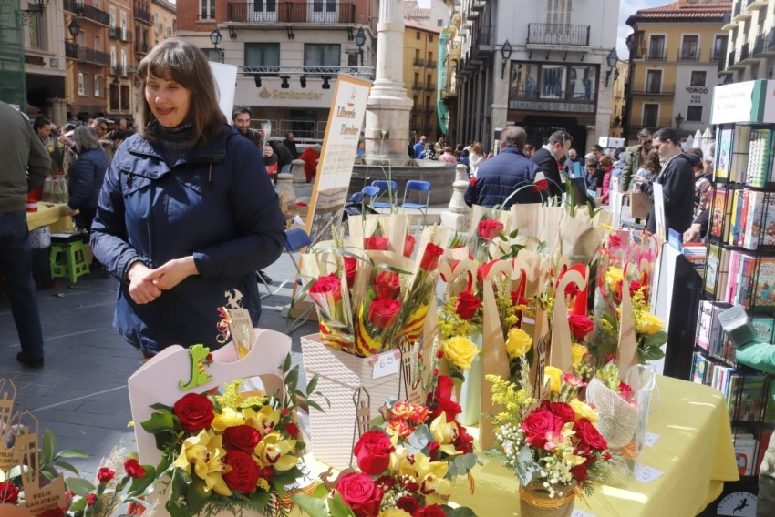 Los libros y las rosas le ganan la partida  a una fría mañana en la plaza del Torico