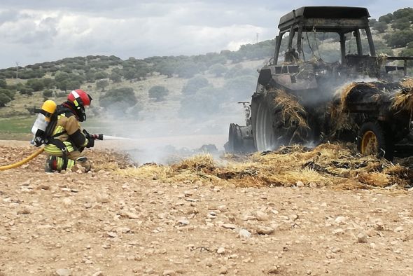 Los bomberos apagan el fuego que prendía en un tractor y su remolque en Bueña