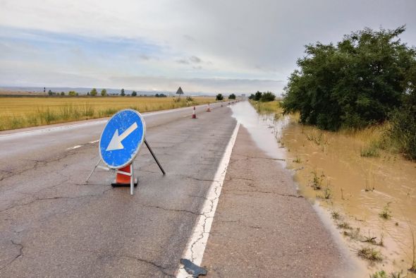 Las fuertes lluvias causan desprendimientos y cortes de carreteras mientras la alerta por tormenta permanece en amplias zonas de Teruel