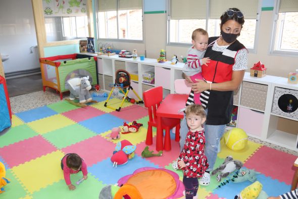 Fuentes Claras abre la escuela infantil con cinco niños, que se incrementarán a ocho