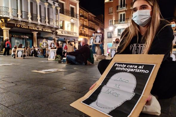 Una ‘performance’ organizada por Cáritas Teruel pide poner el foco en las personas sin hogar