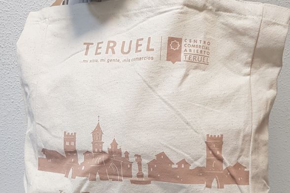 El Centro Comercial Abierto lanza una bolsa de tela con el ‘skyline’ de Teruel