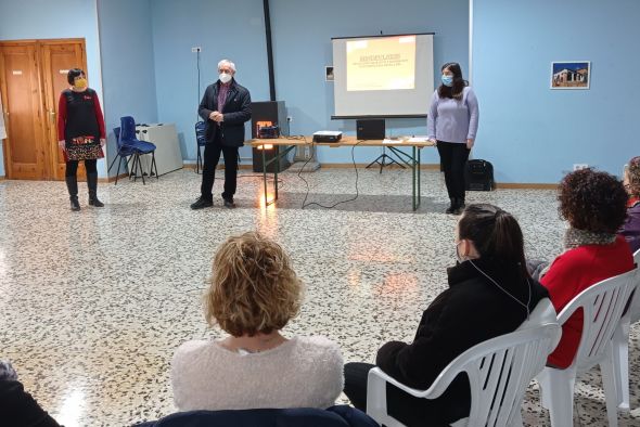 La Comunidad de Teruel desarrolla en Celadas en taller de mindfulness en el marco de actividades del 8M