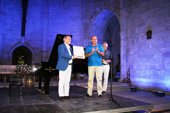 Enrique Bayona recoge el premio Asunción Tomás Foz en la iglesia de Valderrobres