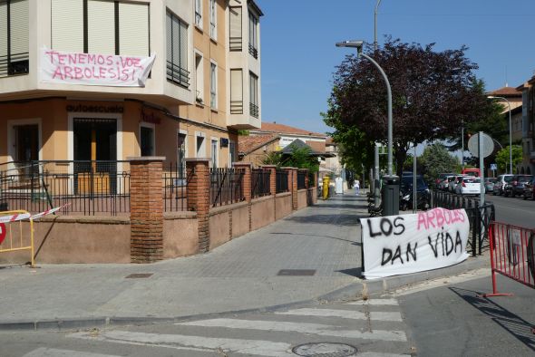Vecinos de la calle San Vicente de Paúl de Teruel plasman en pancartas su rechazo a la tala de 36 plataneros