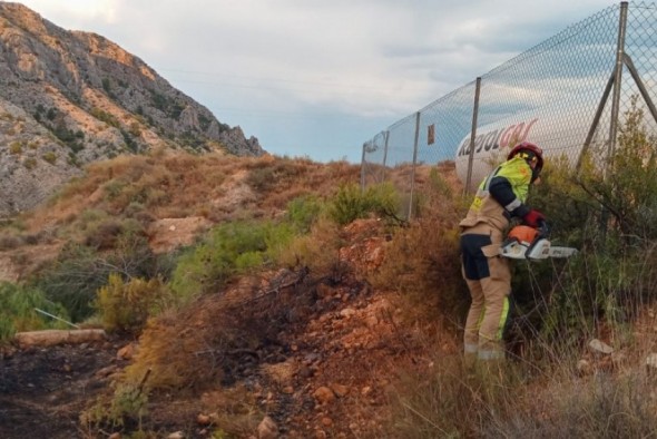 Bomberos de la Diputación de Teruel extinguen un incendio que amenazaba un depósito de gas en Castellote