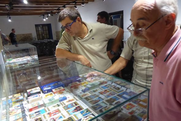 Mirambel juega a las cartas con 2.500 barajas de todos los tipos, épocas y países