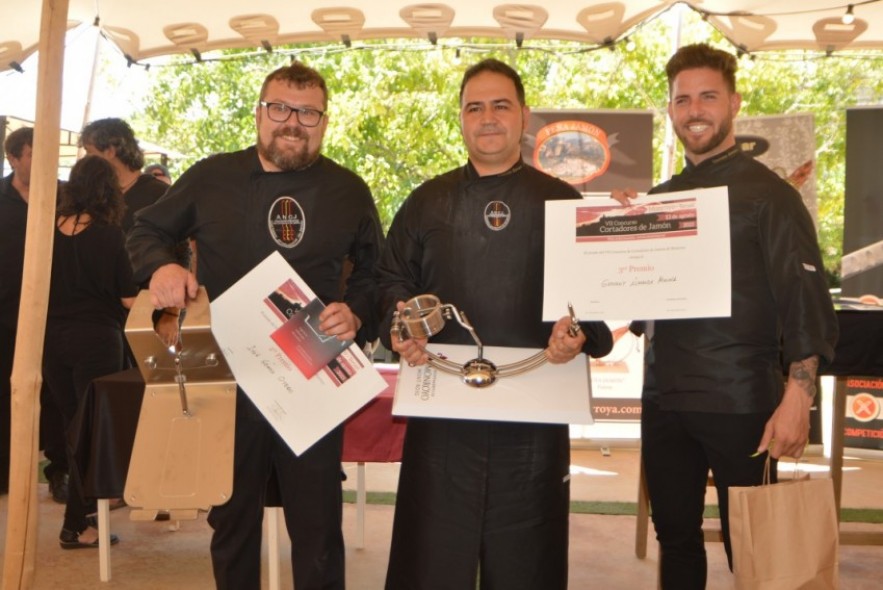 El cortador de jamón Eduardo Barrero repite victoria en el concurso nacional de Monroyo