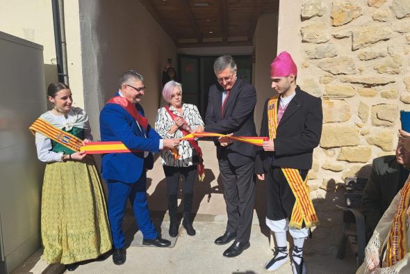 El consejero de Medio Ambiente y Turismo, Manuel Blasco, inaugura el pabellón de Torrecilla de Alcañiz