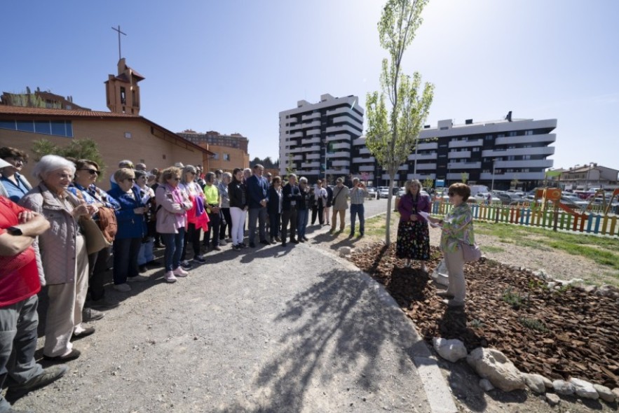Una placa recuerda a Emerenciana Pastor junto a árboles que ella plantó