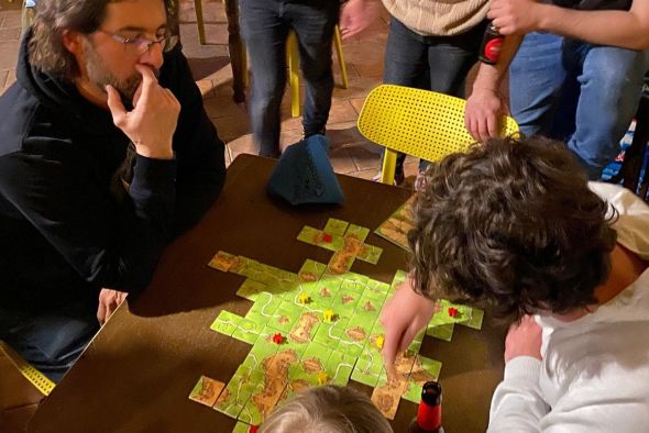 Dados y Cubilete rompe una lanza por los juegos de tablero, también en el ámbito rural