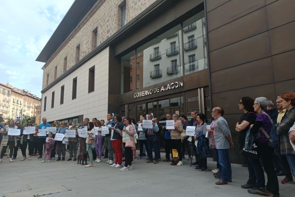 Concentración ante la sede de la DGA en Teruel para exigir ayudas a los vecinos de San Francisco 21