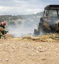 Los bomberos apagan el fuego que prendía en un tractor y su remolque en Bueña
