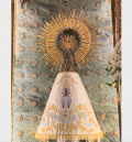 La diseñadora turolense Rosa Blasco dona un manto a la Virgen del Pilar con motivo de la Vaquilla en el que aparecen el Torico y el Ángel Custodio