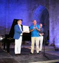 Enrique Bayona recoge el premio Asunción Tomás Foz en la iglesia de Valderrobres