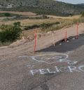 Quejas en forma de pintadas en la pista de Castellote a Molinos por los baches del firme