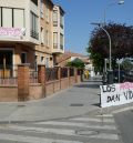 Vecinos de la calle San Vicente de Paúl de Teruel plasman en pancartas su rechazo a la tala de 36 plataneros