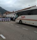 Los vecinos paran en Montalbán el autobús de Reus en protesta por los recortes del servicio