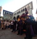 La jota llena de emoción  y silencia la plaza de San Francisco en la procesión del Vía Crucis de Alcañiz