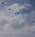 Centenares de paracaidistas del escalón de asalto de la Bripac se lanzan sobre Caudé este jueves a partir de las 21:00 horas