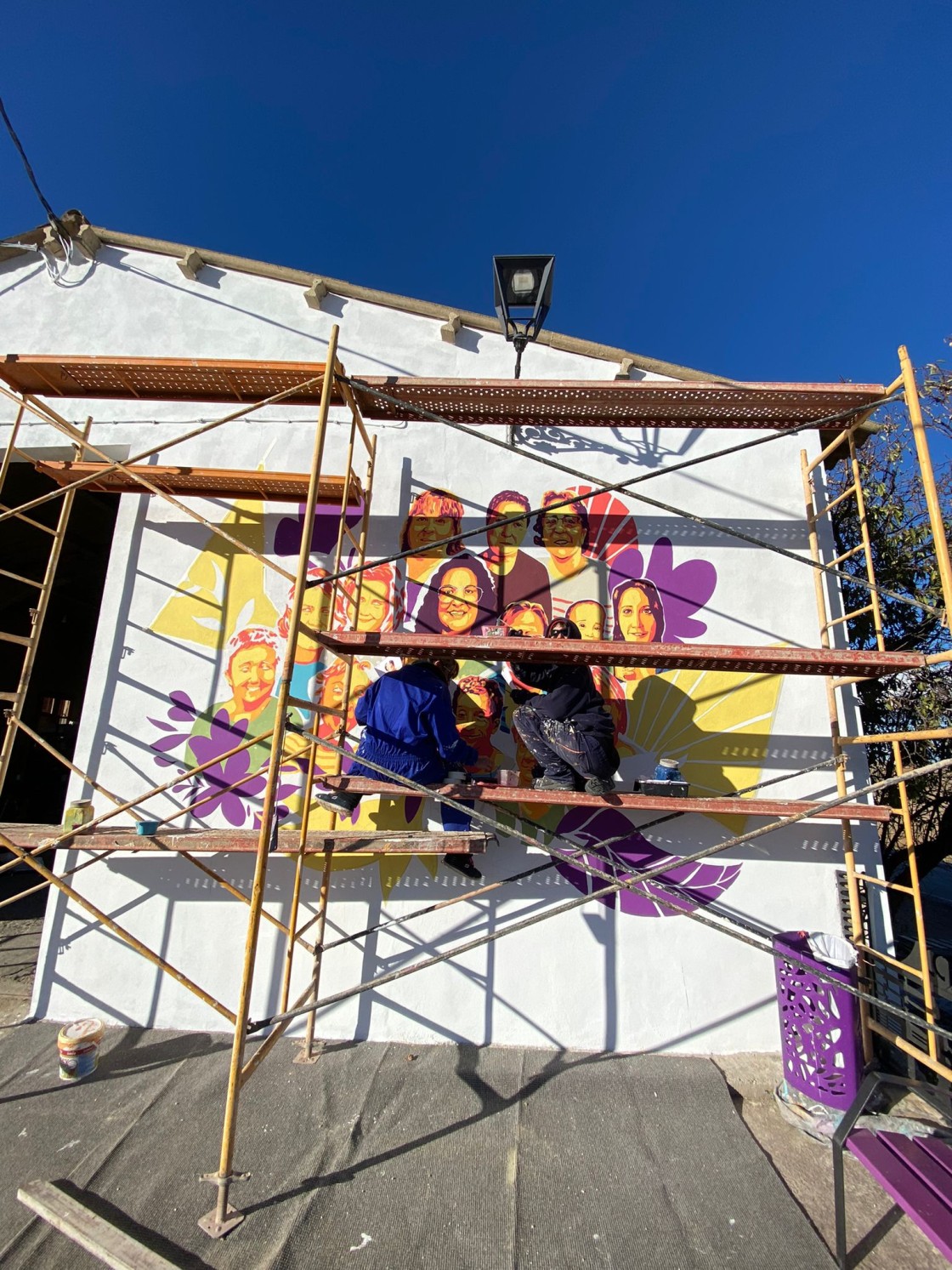 Las artistas Nerea Mur y Edurne Cacho, durante la realización del mural