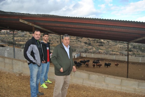 Juanjo Martín (i), Diego Blasco y Teo Adell, en la ganadería de Castellote