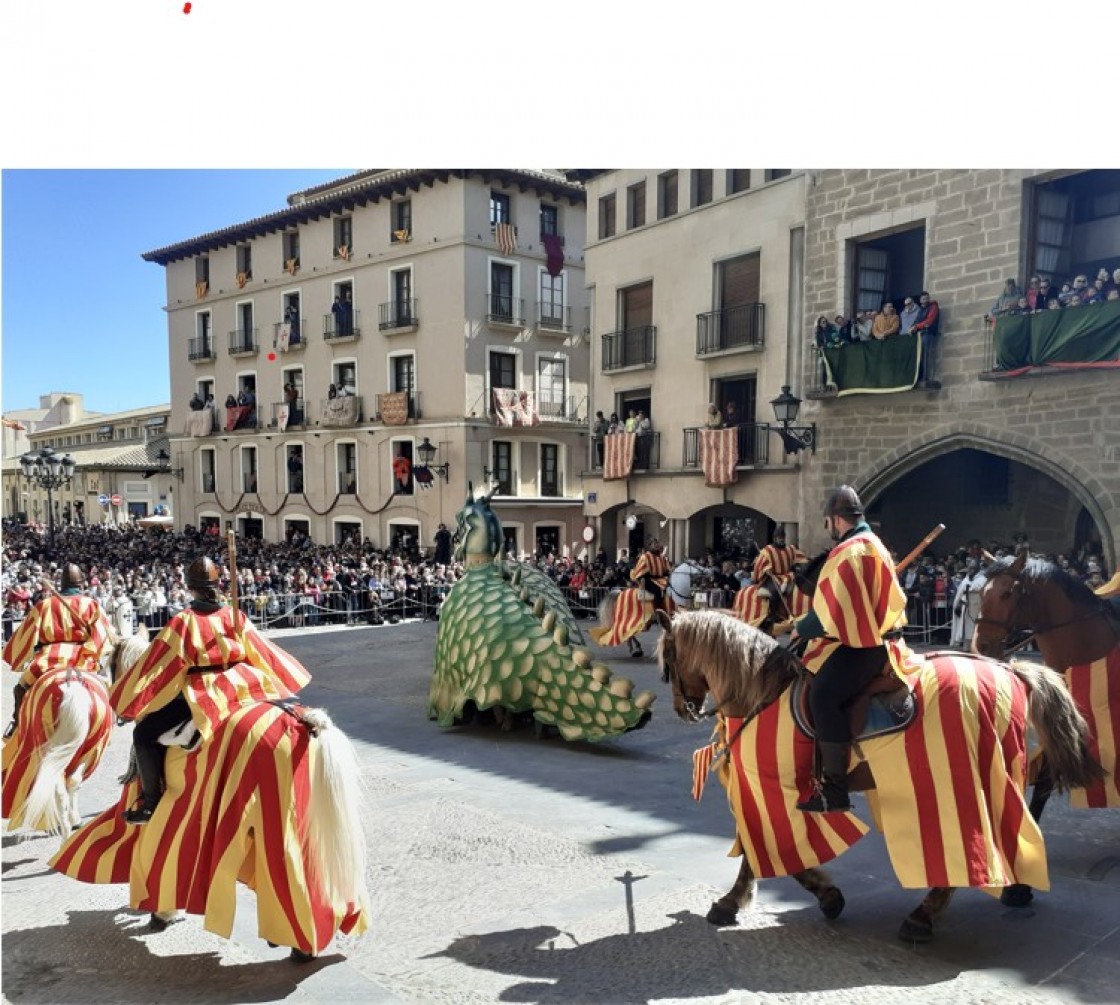 Alcañiz abarrota de nuevo la plaza España para recuperar la batalla de San Jorge contra el Dragón en el Vencimiento