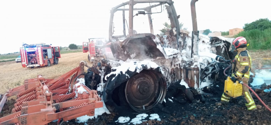 Bomberos de la DPT y forestales de Medio Ambiente extinguen el incendio de un tractor en Híjar y evitan la extensión del fuego