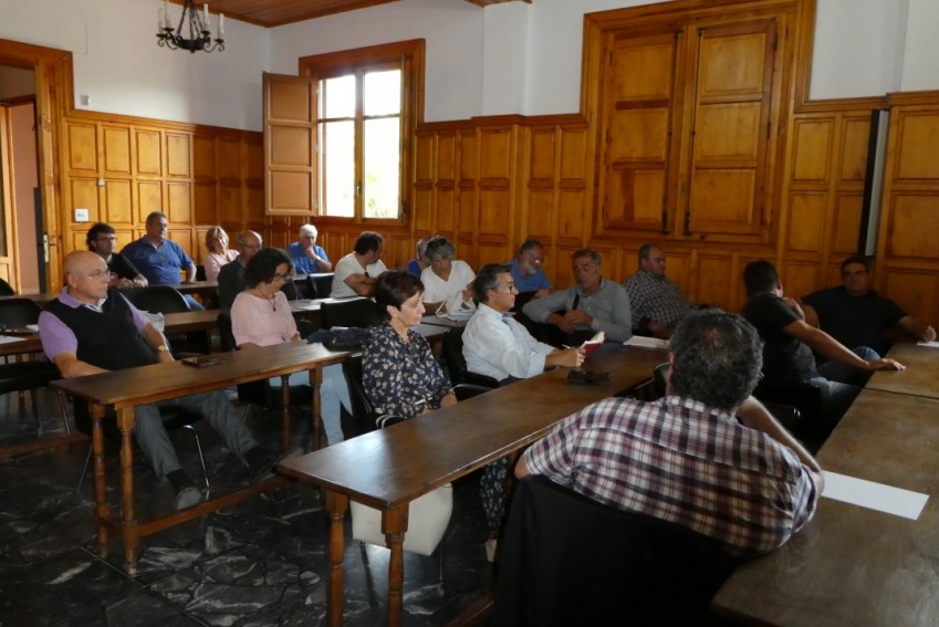 Alcaldes y vecinos plantean sus dudas sobre contratos, pagos o distancias de los molinos en los proyectos eólicos de la Sierra de Albarracín