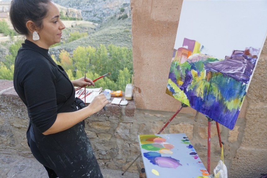 Aurora Pérez Sánchez, becaria de Pintura de Paisaje de Albarracín: “Albarracín es una ciudad con tantos puntos de vista que es infinita a la hora de pintarla”