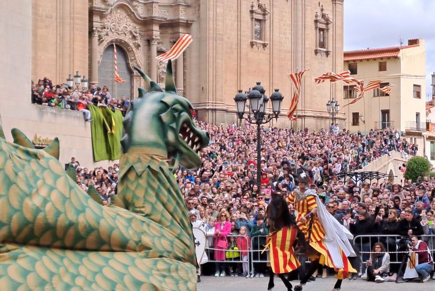 San Jorge derrota al Dragón en Alcañiz para imponer el bien sobre el mal en una abarrotada plaza de España