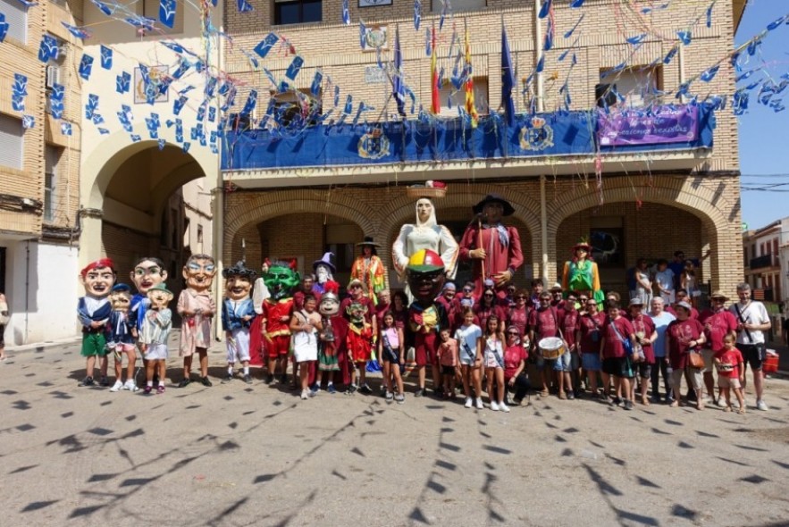 La comparsa de gigantes de La Puebla de Híjar celebra su X aniversario llena de vida