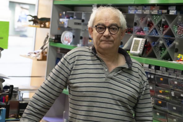 Javier Gómez Sebastián, propietario de Librería Balmes, de Teruel, que cierra sus puertas: De estos 33 años guardo la alegría de abrir todos los días e irme contento al cerrar