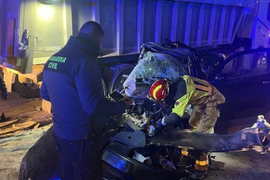 Heridos cinco jóvenes al chocar su coche contra un camión estacionado en Andorra