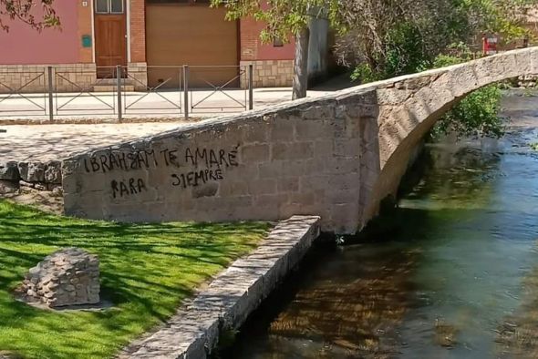 El Ayuntamiento de Calamocha denuncia ante la Guardia Civil las pintadas aparecidas en el puente romano