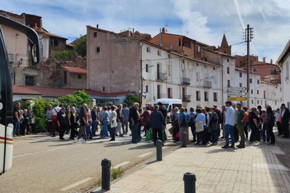 Más de cien personas piden en Montalbán que se mantengan las paradas de bus bloqueando la N-211 a su paso por la localidad