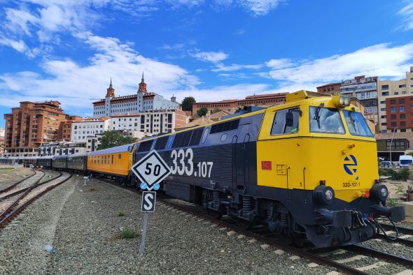 La locomotora 333-107 remolca en hora el Tren Azul desde Zaragoza hasta Teruel