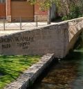 El Ayuntamiento de Calamocha denuncia ante la Guardia Civil las pintadas aparecidas en el puente romano