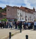 Más de cien personas piden en Montalbán que se mantengan las paradas de bus bloqueando la N-211 a su paso por la localidad