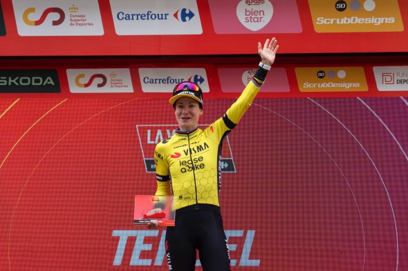 La neerlandesa Marianne Vos (Visma) celebra en el podio su victoria en la tercera etapa de la Vuelta ciclista a España femenina entre Llucena y Teruel