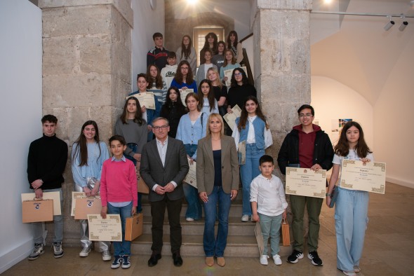 Foto de grupo de participantes y representantes institucionales en el acto de entrega de los Premios San Jorge