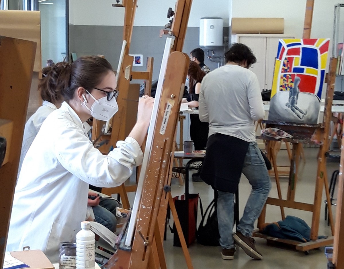 Algunos de los alumnos participantes en la exposición durante la creación de las pinturas en clase de Color I