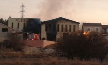 Un incendio destruye una empresa de muebles en Mas de las Matas