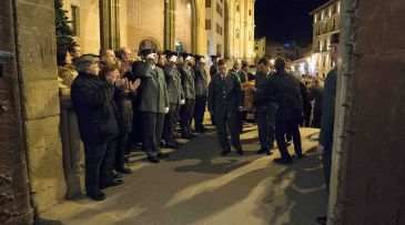 Aplausos de los vecinos para recibir en Alcañiz los féretros de los dos guardias civiles asesinados