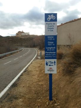 Señales ciclistas en los puertos del Maestrazgo