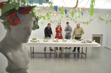 Isabel Martínez y Remedios Clérigues dan color a la comida en la Escuela de Arte de Teruel