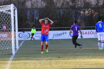 El líder CD Teruel tropieza en el último partido del año y cae 0-1 en Pinilla ante el colista, que ha jugado media parte con diez