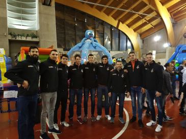 La plantilla del CV Teruel visita la Feria de navidad